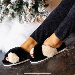 Shiraleah Chicago L/XL 9-11 black and white slippers.